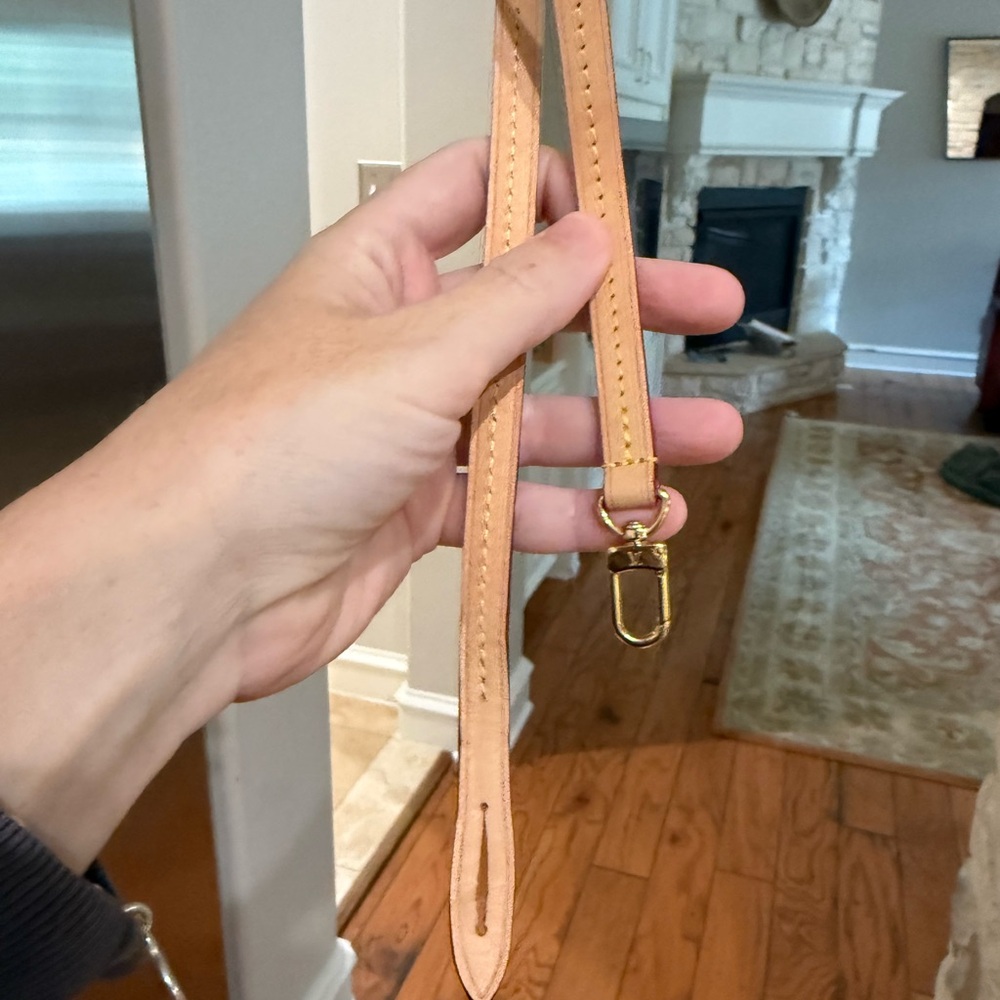 Louis Vuitton pochette strap